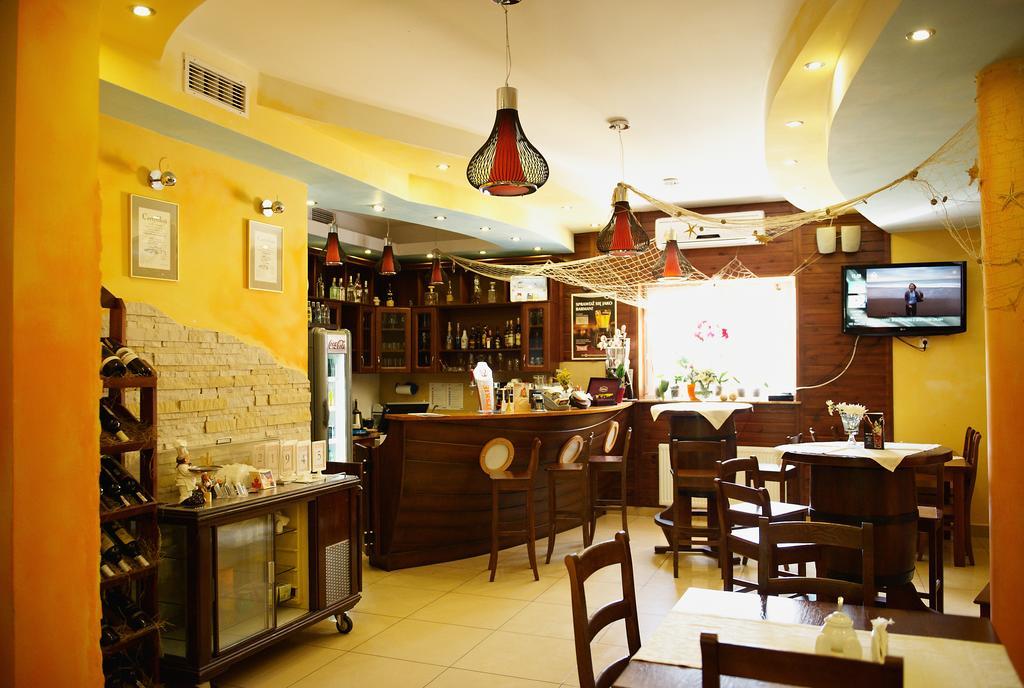 马里纳酒店 Nielisz 外观 照片